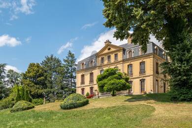 Château à vendre 1 250 000 € 18 pièces 10 chambres 678 m² 56 000 m² de terrain L Etrat 42580